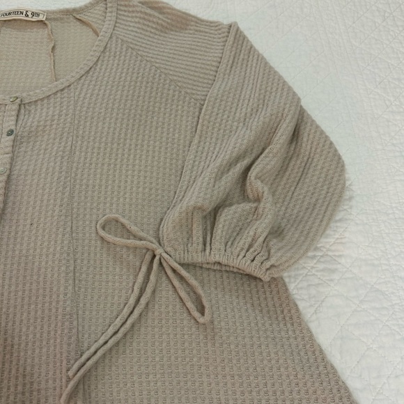 Lizard Thicket NWT Cream Puff Sleeve Blouse with Tie Front and Ribbed Texture - Picture 3 of 10